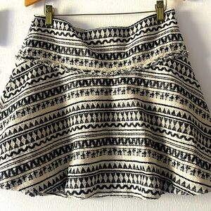 Banana republic black and cream mini a-line skirt with exposed zipper on back